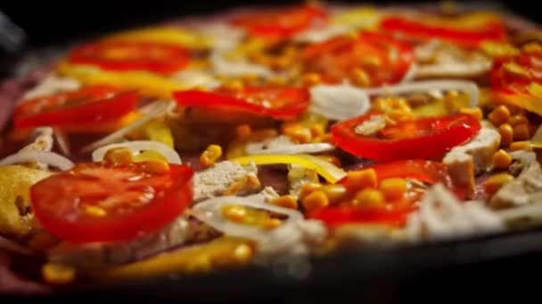 Położyłem buraki na stole. Smaczny przepis Red Pizza dla nowych mam. Przepis wideo 4k — Wideo stockowe