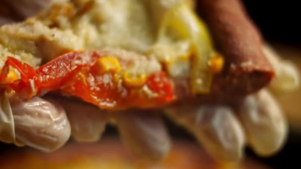 새로운 엄마를 위한 맛좋은 빨간 피자. 4k 비디오 레시피 — 비디오