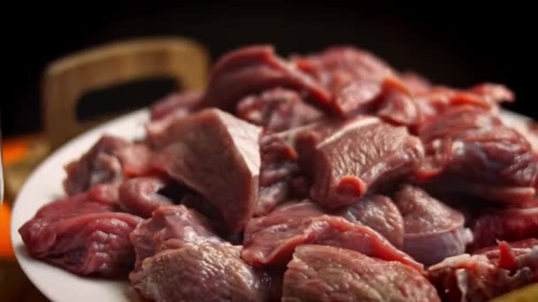 Έβαλα το βοδινό στη μηχανή του κιμά. Συνταγή του Falscher Hase. 4k συνταγή βίντεο — Αρχείο Βίντεο
