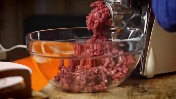 Bifteği kıyma makinesine koydum. Falscher Hase tarifi. 4k video tarifi — Stok video