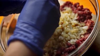 Et karışımında bir yumurtayı mahvettim. Falscher Hase tarifi. 4k video tarifi