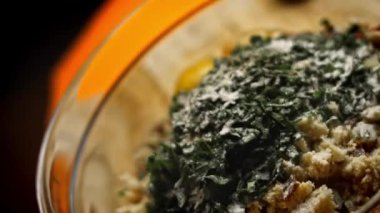 Et ve malzemelerin karışımına karabiber ekle. Falscher Hase tarifi. 4k video tarifi