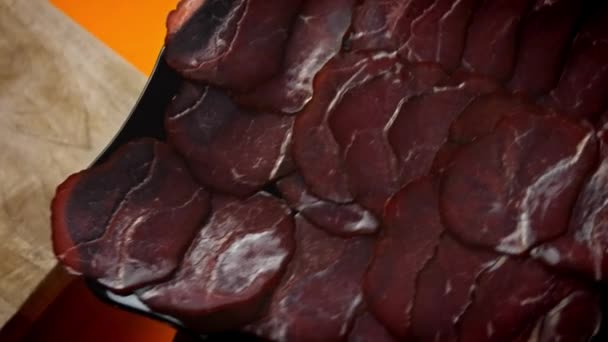 Puse la carne en la picadora de carne. Receta Falscher Hase. 4k video receta — Vídeo de stock