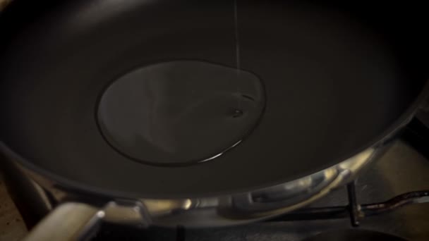 Налейте масло в сковороду. Рецепт Фальшера Хазе. 4k видео рецепт — стоковое видео
