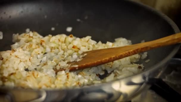 Freír cebollas y ajo. Receta Falscher Hase. 4k video receta — Vídeos de Stock