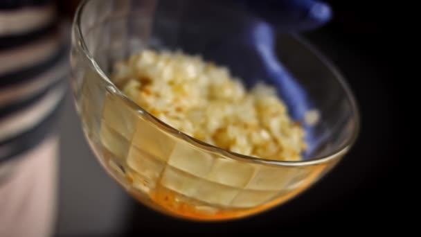 Κρεμμύδια και σκόρδο τηγανισμένα σε ένα διάφανο μπολ. Συνταγή του Falscher Hase. 4k συνταγή βίντεο — Αρχείο Βίντεο