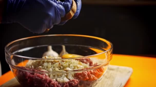 Fatiado em mistura de carne. Receita de Falscher Hase. Receita de vídeo 4k — Vídeo de Stock