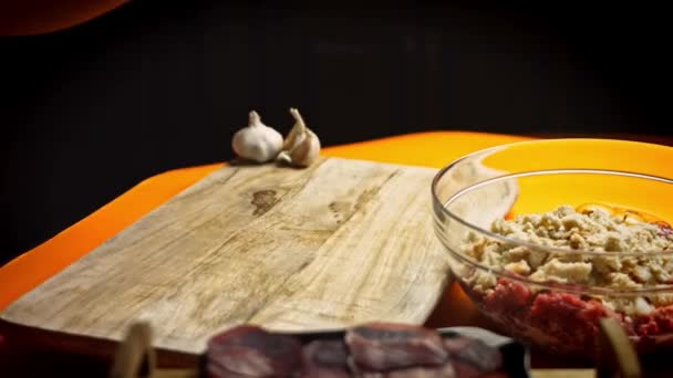 Κόψτε το μαϊντανό. Συνταγή του Falscher Hase. 4k συνταγή βίντεο — Αρχείο Βίντεο