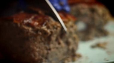 Buhar çıkaran sahtekar bir hase sunuyorum. Falscher Hase tarifi. 4k video tarifi