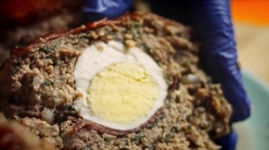 Buhar çıkaran sahtekar bir hase sunuyorum. Falscher Hase tarifi. 4k video tarifi