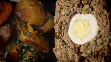 Buhar çıkaran sahtekar bir hase sunuyorum. Falscher Hase tarifi. 4k video tarifi