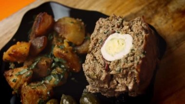 Buhar çıkaran sahtekar bir hase sunuyorum. Falscher Hase tarifi. 4k video tarifi