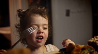 Bu kız sahteliğe buhar katıyor. O çok mutlu. Falscher Hase tarifi. 4k video tarifi