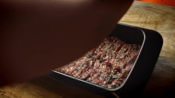 Ho messo il ripieno di carne nel modulo. Ricetta Falscher Hase. Ricetta video 4k — Video Stock