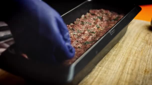 Puse el relleno de carne en el formulario. Receta Falscher Hase. 4k video receta — Vídeos de Stock