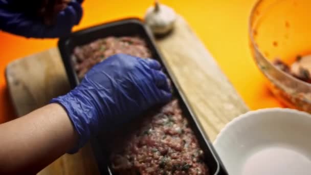 Tillsätt malet kött över kokta ägg för att förfalska hase. Falscher Hase recept. 4k video recept — Stockvideo