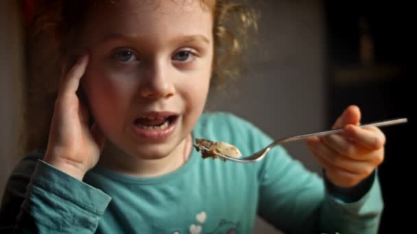 La fille sert de la hase falsher qui donne de la vapeur. Elle est très heureuse. Falscher Hase recette. Recette vidéo 4k — Video