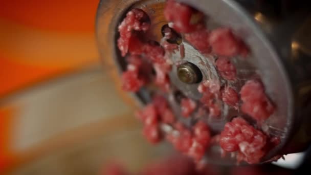 Έβαλα το βοδινό στη μηχανή του κιμά. Συνταγή του Falscher Hase. 4k συνταγή βίντεο — Αρχείο Βίντεο