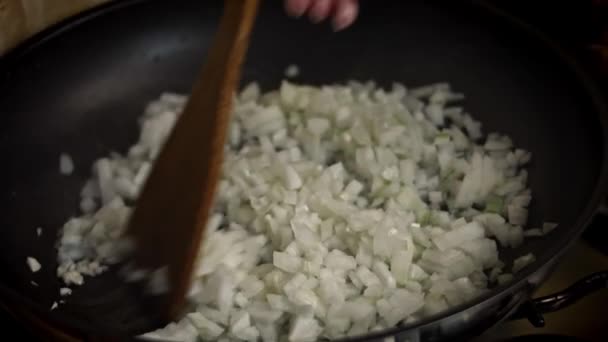 玉ねぎとニンニクを炒めます。ファルシャー・ハセレシピ。4kビデオレシピ — ストック動画