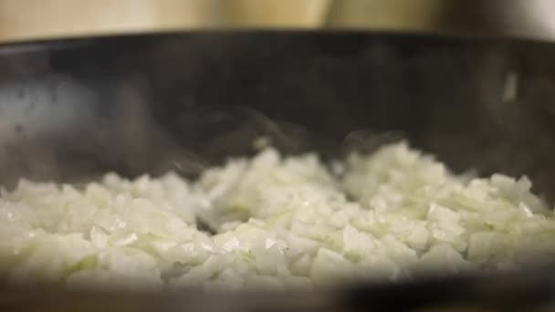 Freír cebollas y ajo. Receta Falscher Hase. 4k video receta — Vídeo de stock