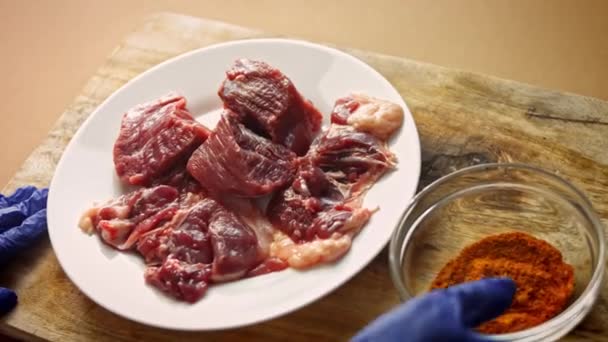 Acrescento especiarias à carne bovina e ao pato. 4k vídeo — Vídeo de Stock