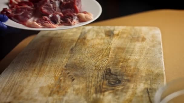 Marhahúst és kacsahúst tettem az asztalra. És fűszerkeveréket is használok.. — Stock videók