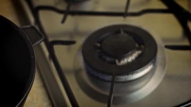 Tavayı ateşe ben koydum. 4k video