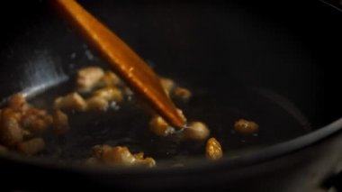 Maksimum sıcaklıkta 50 gram Kürt yağlı kızartması. 4k video