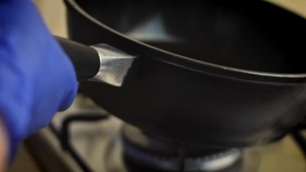 Önts napraforgóolajat a serpenyőbe. 4k videó — Stock videók