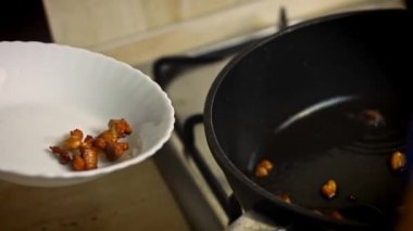 Tavadaki çıtırtıları kaldır. 4k video