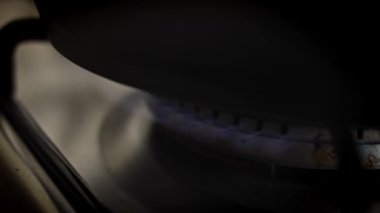 Gazı açıyorum. Buhar tavadan çıkıyor. 4k video