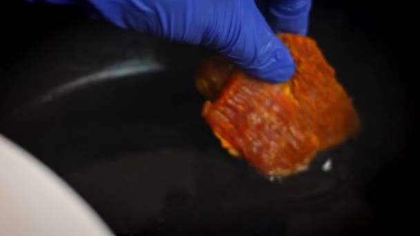 良い地殻のために肉を揚げます.4kビデオ — ストック動画