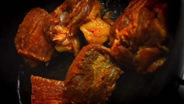 Usmaż mięso na dobrą skórkę. 4k wideo — Wideo stockowe