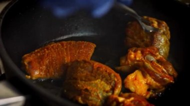 İyi bir kabuk için eti kızart. 4k video