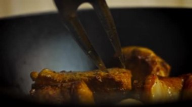 İyi bir kabuk için eti kızart. 4k video