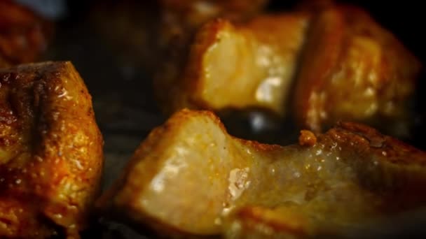 Frite a carne para uma boa crosta. 4k vídeo — Vídeo de Stock