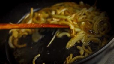 Yağda kızartılmış soğan. 4k video