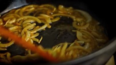 Yağda kızartılmış soğan. 4k video