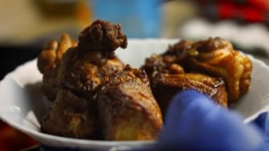 Kızarmış eti pilavın üzerine koydum. 4k video