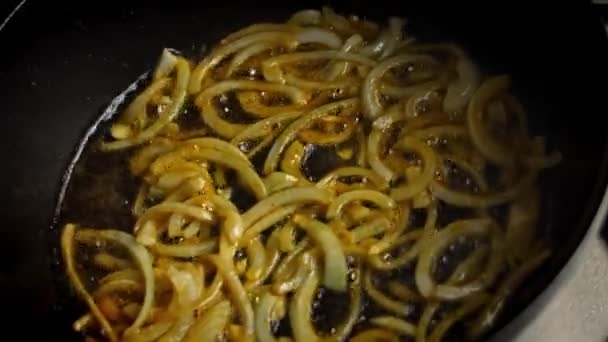 Frite cebolas finamente picadas no óleo. 4k vídeo — Vídeo de Stock