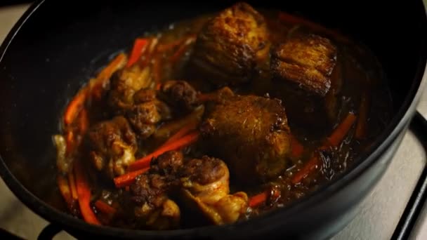 Aku menaruh daging goreng di pilaf. Video 4k — Stok Video