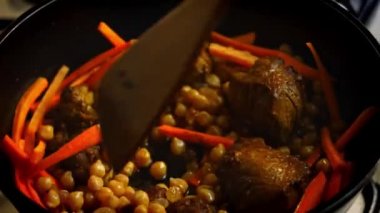 Tahta kaşık pilavıyla karıştır. 4k video