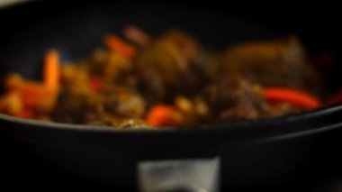 Tavanın kapağını pilavın üzerine koydum. 4k video