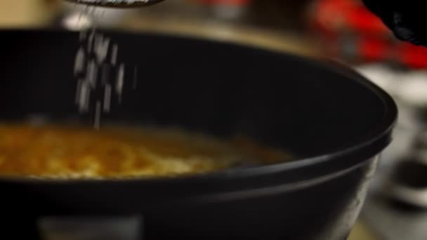 Coloquei uma colher de sopa de sal no pilaf. 4k vídeo — Vídeo de Stock