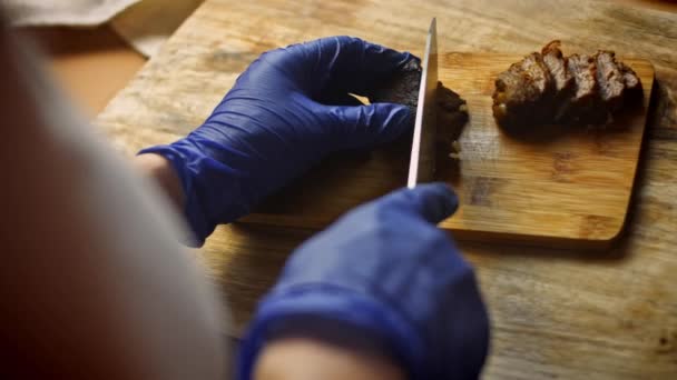 Corte a carne em pedaços. 4k vídeo — Vídeo de Stock