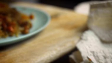 Özbek pilavını tabağa koydum. Bıldırcın yumurtalarıyla güzelce süsleyin. 4k video