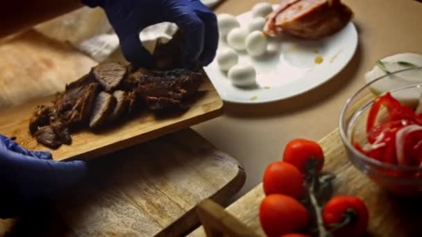 Corte a carne em pedaços. 4k vídeo — Vídeo de Stock