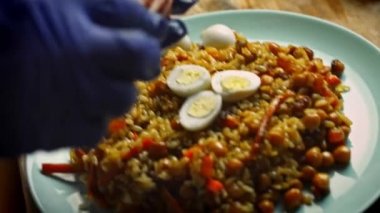 Özbek pilavını tabağa koydum. Özbek sosisiyle güzelce süsleyin. 4k video