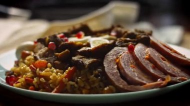 Özbek Mutfağı Ruhlu Düğün Pilaf 'ı tat. Yumurta ve sosisle çok güzel dekore edilmiş. 4k video