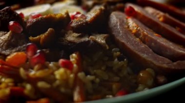 Özbek Mutfağı Ruhlu Düğün Pilaf 'ı tat. Yumurta ve sosisle çok güzel dekore edilmiş. 4k video